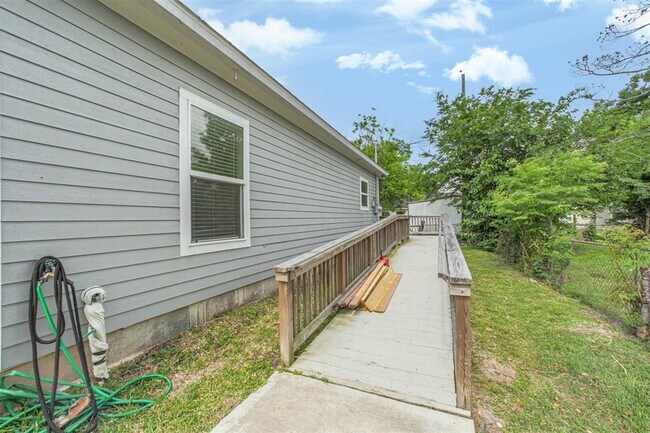 Building Photo - 10310 Chesterfield Dr