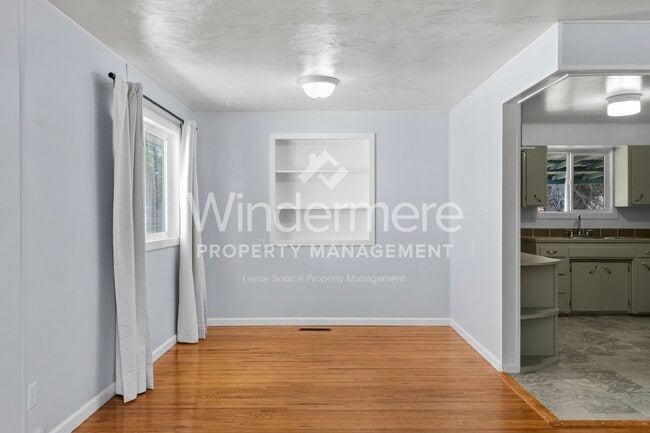 Building Photo - Welcome to this charming 3-bedroom, 1-bath...