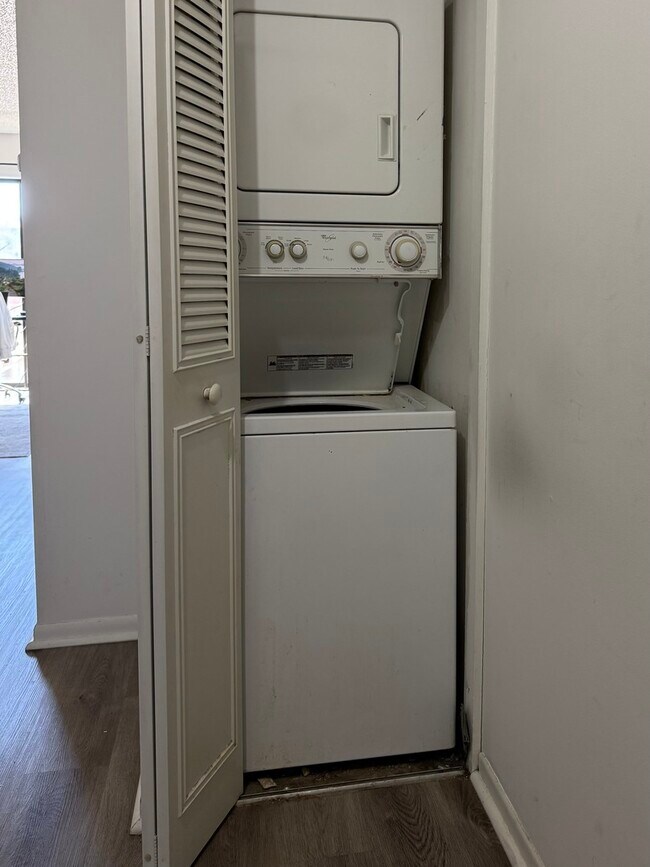 Building Photo - 13 Parkside Ct