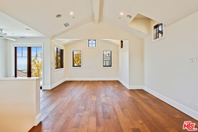 Building Photo - 5561 Horizon Dr