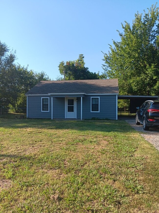 Building Photo - Remodeled & Cozy