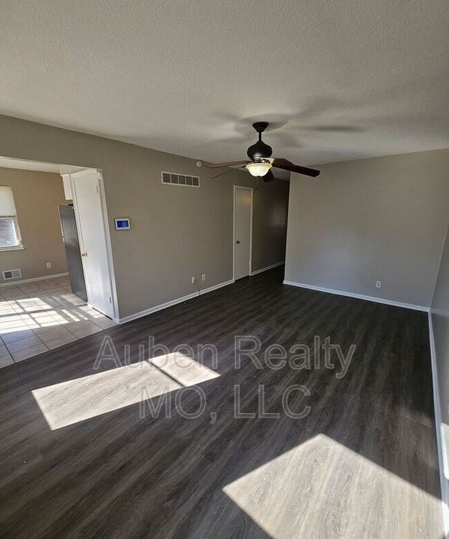 Building Photo - 1031 SW Kingscross Rd