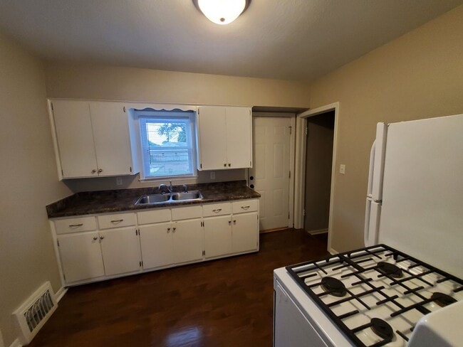Building Photo - 2 bedroom, 1 bathroom home!