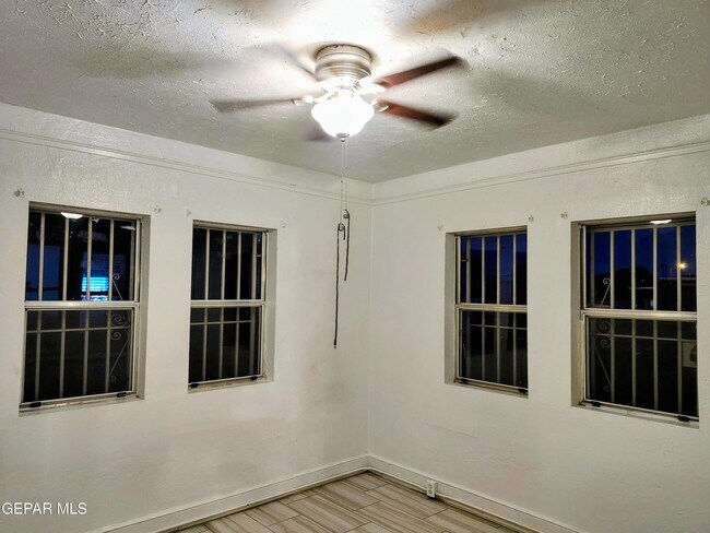 Building Photo - 618 N Estrella St