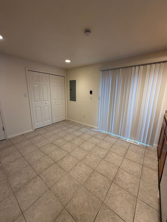 Building Photo - 1705 W Bemis St