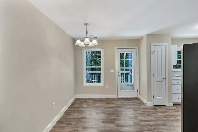 Building Photo - Charming 3-Bedroom Haven with 2 Full Baths...