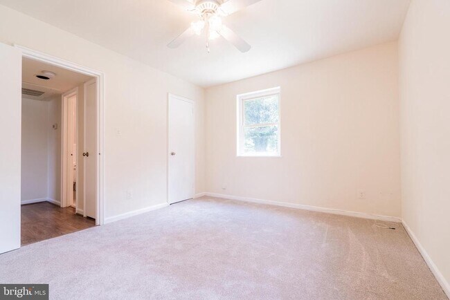 Building Photo - 3043 Patrick Henry Dr