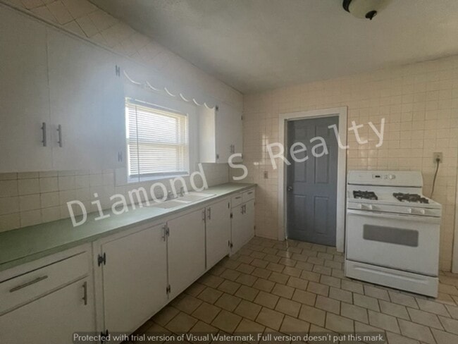 Building Photo - Spacious 2 Bedroom Home - Fenced Yard!