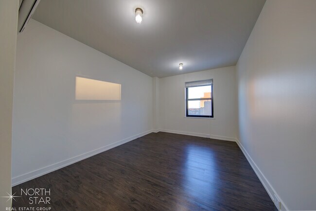 Building Photo - 1021 W Lawrence Ave
