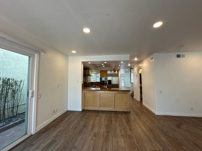Building Photo - Huntington Beach Home