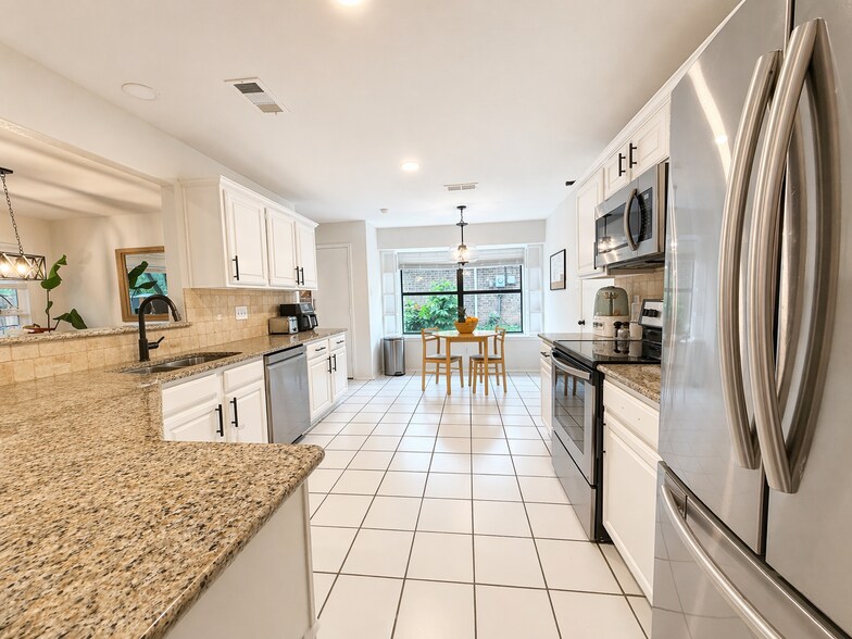 Building Photo - 3840 Horizon Dr