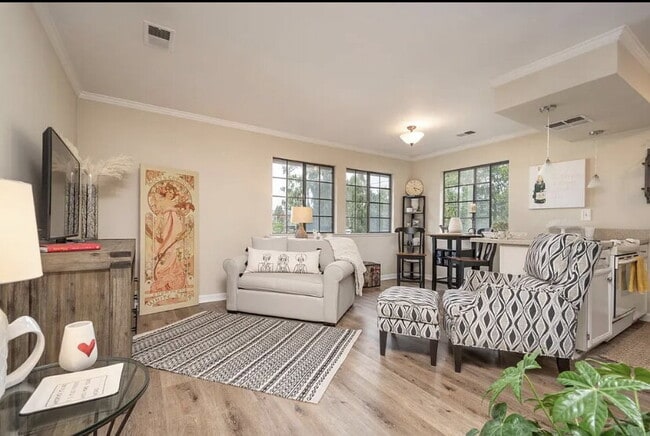 Building Photo - "Charming 1-Bed Sanctuary with Hardwood Floors & Central Vacuum in San Mateo!"