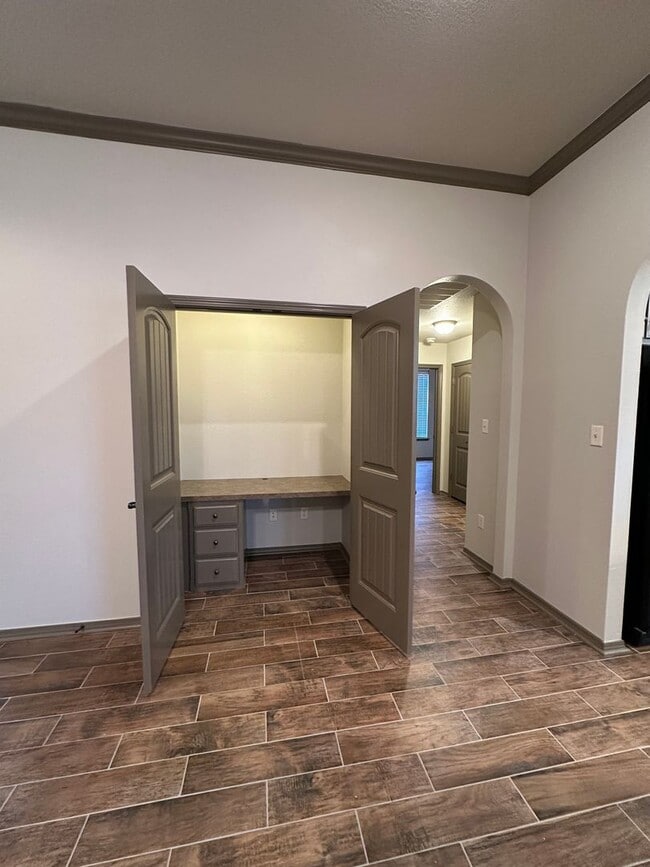 Building Photo - $2,200.00 Move-in-Special