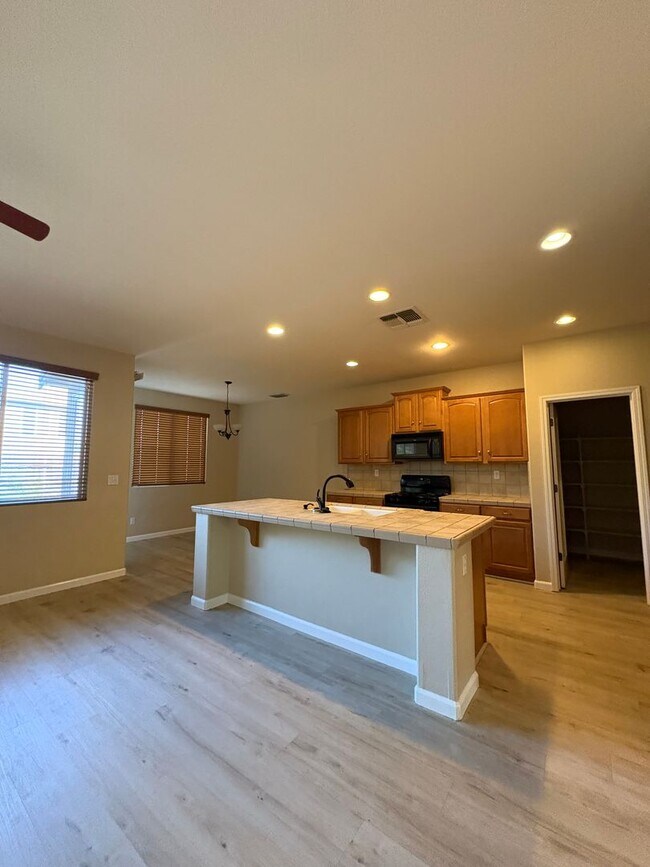 Building Photo - 684 Whitfield Ln