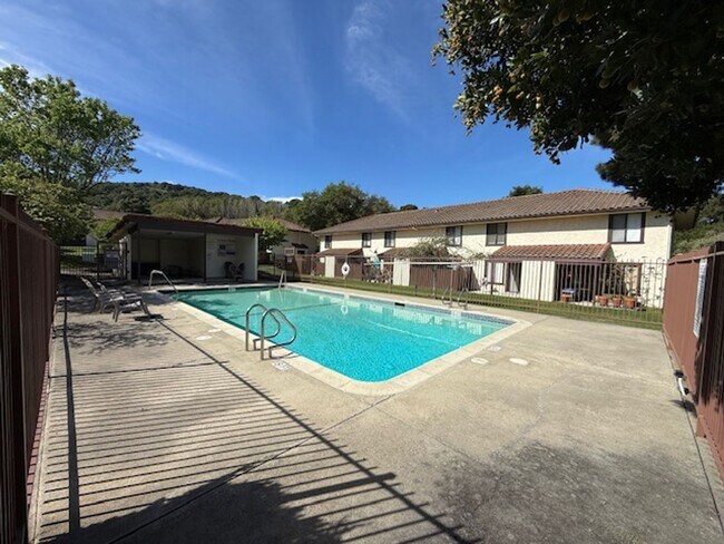 Building Photo - 2-Bedroom, 1.5 Bathroom Townhome in Quiet El Sobrante Neighborhood
