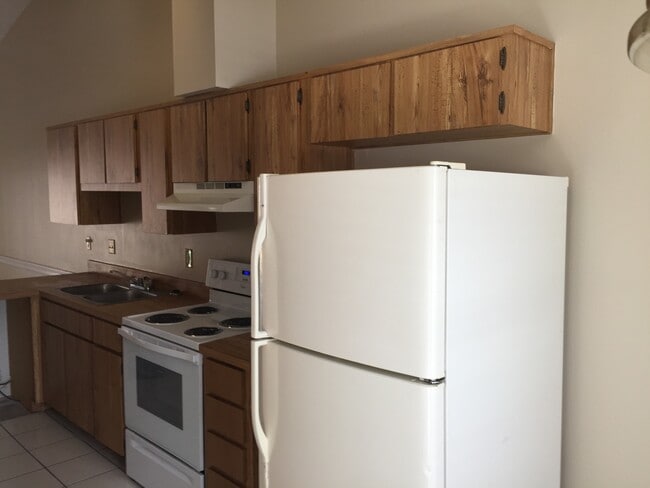 Building Photo - 2 bed 2 bath with Fenced in backyard!