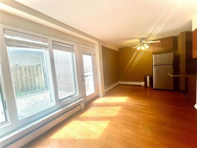 Building Photo - 633 Robert St