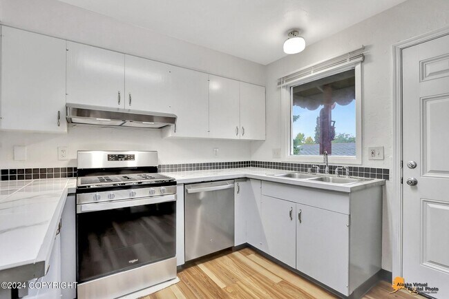 Building Photo - The Single-Family Alternative: 4BD/2BA Triplex Unit with Modern Comforts