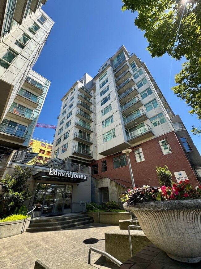 Building Photo - DT Bellevue Condo