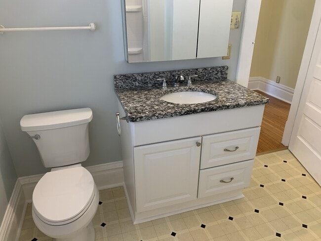 Building Photo - 628 37th St