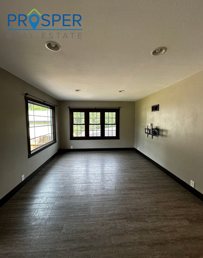 Building Photo - 3 Bedroom Farmstyle House with 3 acres!