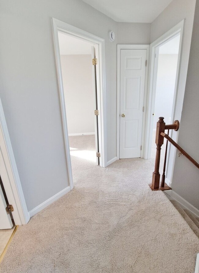 Building Photo - 3 Bed / 2-1/2 Bath Single Family Home w/1-Car garage