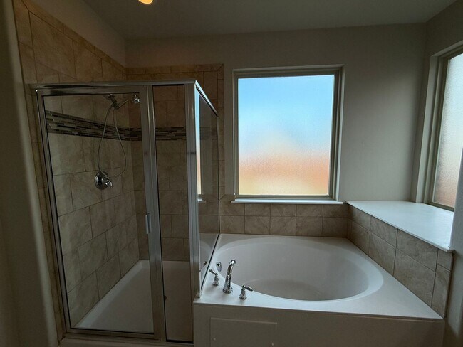 Building Photo - Beautiful 4 Bedroom Home in Mustang Schools