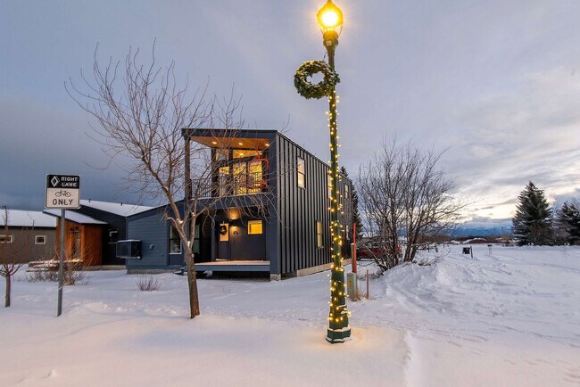 Building Photo - 27 4th St E