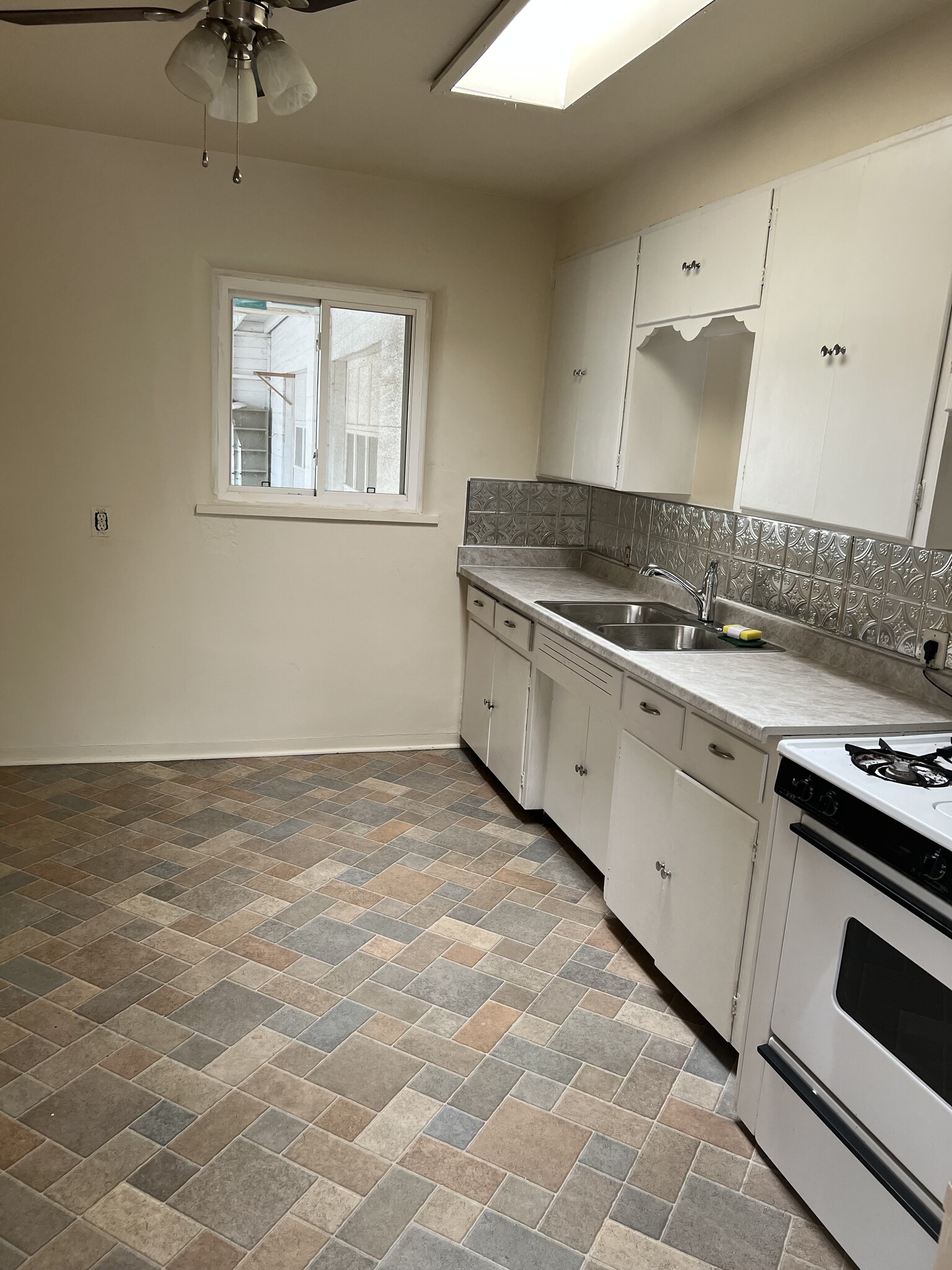 Kitchen - 1215 Morelia St