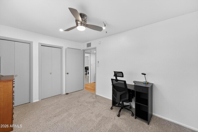 Building Photo - 425 S Parkcrest
