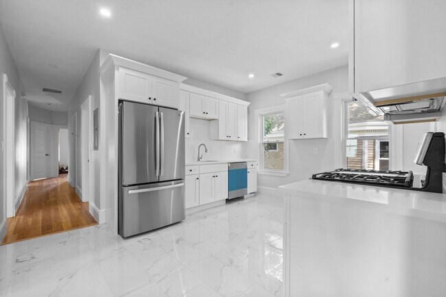 Building Photo - 67 Romsey St