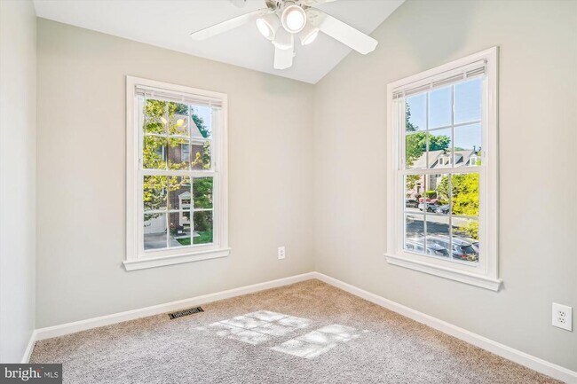 Building Photo - 1293 Quaker Hill Dr