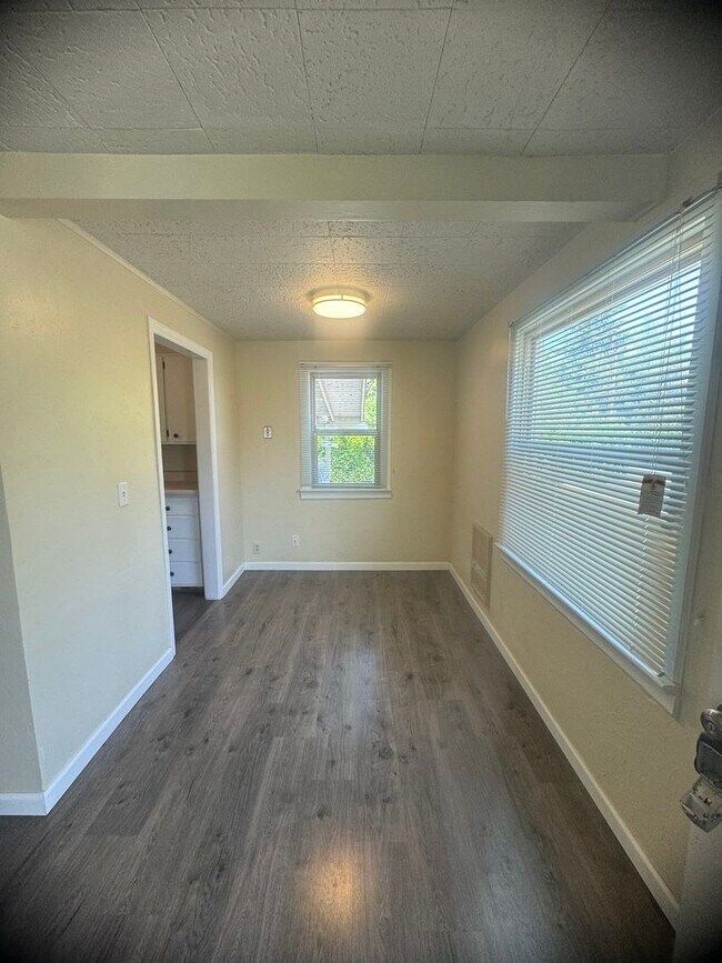 Building Photo - 3-Bedroom, 1-Bath Home In The Cal Young Ar...