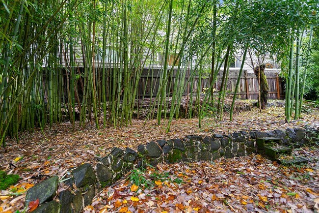 Building Photo - 2422SE / 2424SE