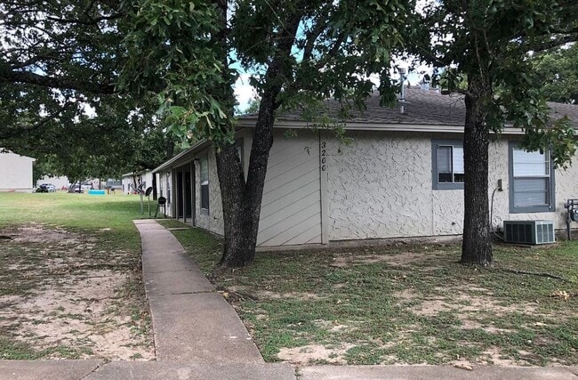 Building Photo - 3200 Cougar Trl