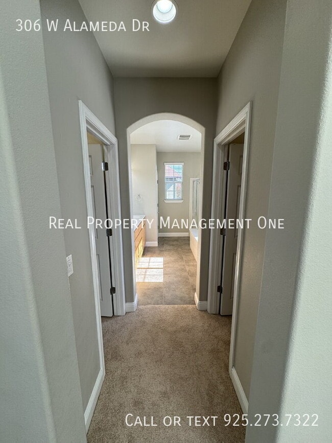 Building Photo - 306 W Alameda Dr