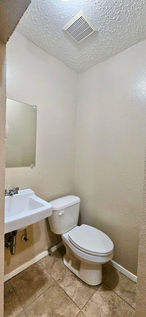 Building Photo - Tour Today! 2/1.5 Townhome in Longview