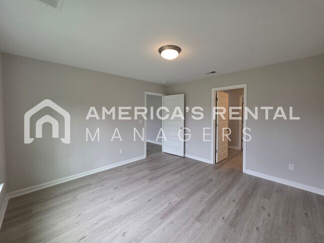 Building Photo - Modern Living in Brookwood Station!