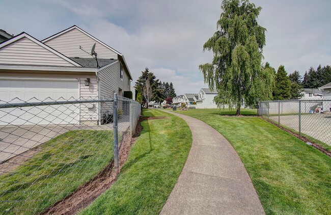 Building Photo - Welcome to this charming 2 bedroom, 2 bath...