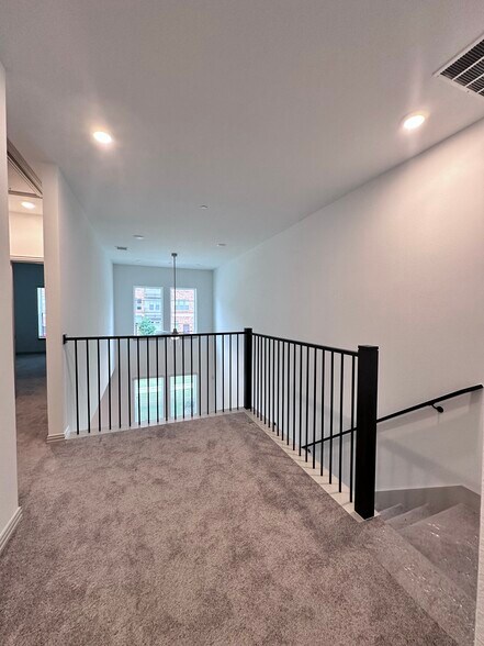 Building Photo - 609 Friendswood Dr