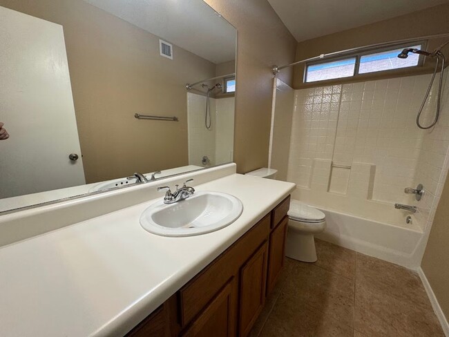 Building Photo - BEAUTIFUL 2 BEDROOM 2 BATHROOM WITH A DEN ...