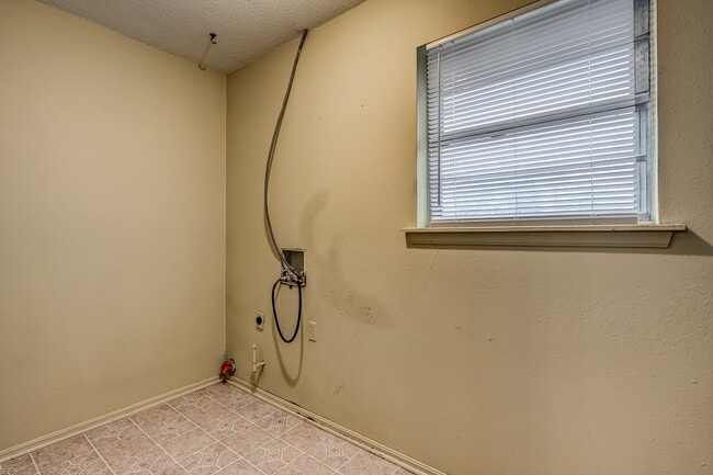 Building Photo - For Lease--3 Bedroom in Perkins OK