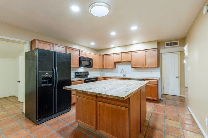 Building Photo - 1025 W 12th Pl