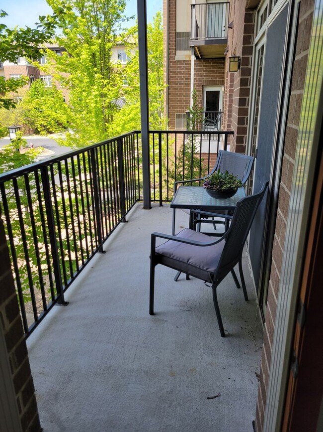 Building Photo - Spacious 2 Br/2Ba Condo w/1500 sq ft in Heart of St Louis Park! 2 Heated parking spots included!