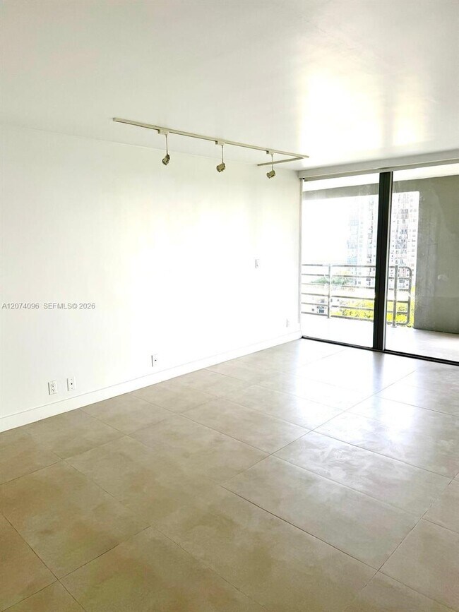 Building Photo - 2025 Brickell Ave