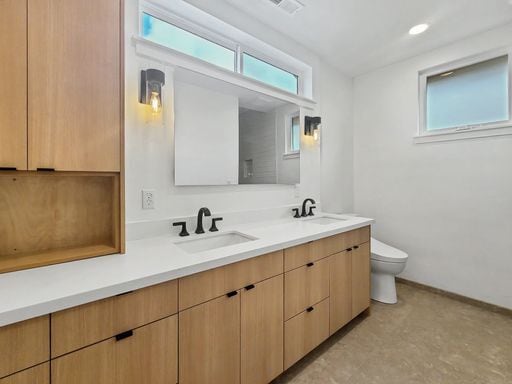 Building Photo - AVAILABLE NOW! Bright and Modern Home with High Ceilings and Premium Upgrades in the Columbia Cit...