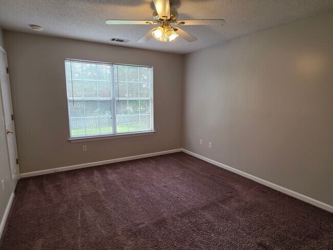 Building Photo - Woodbury Subdivision. 3 bedrooms. 2 baths. Converted garage to bonus room. Family with vaulted ce...