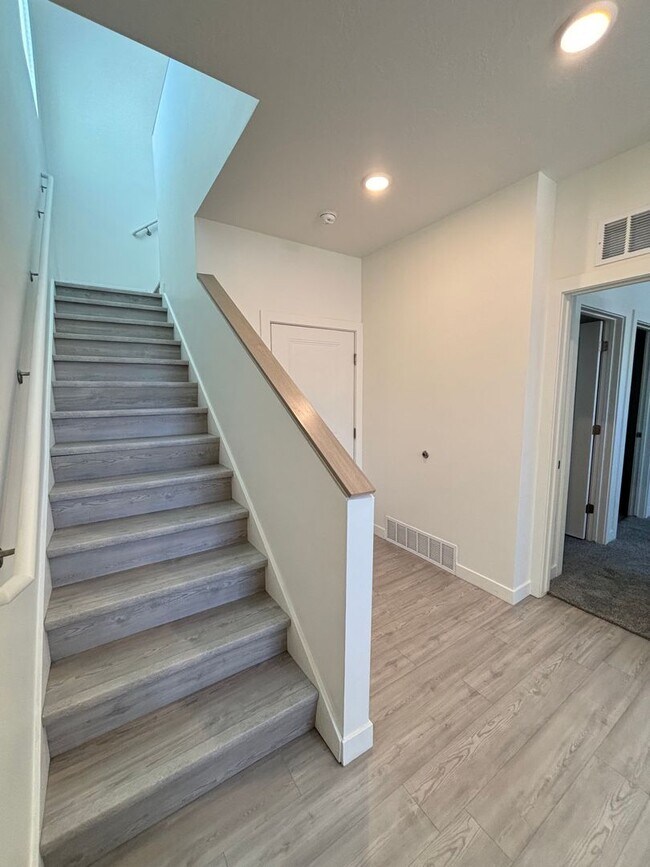 Building Photo - Your Fresh Start Awaits! 4 Weeks Rent Free + $0 Down Deposit OAC | 3 Bed Townhome in South Ogden
