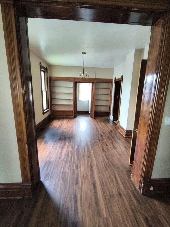 Building Photo - Unique 5 Bedroom 1 Bath House Located in E...