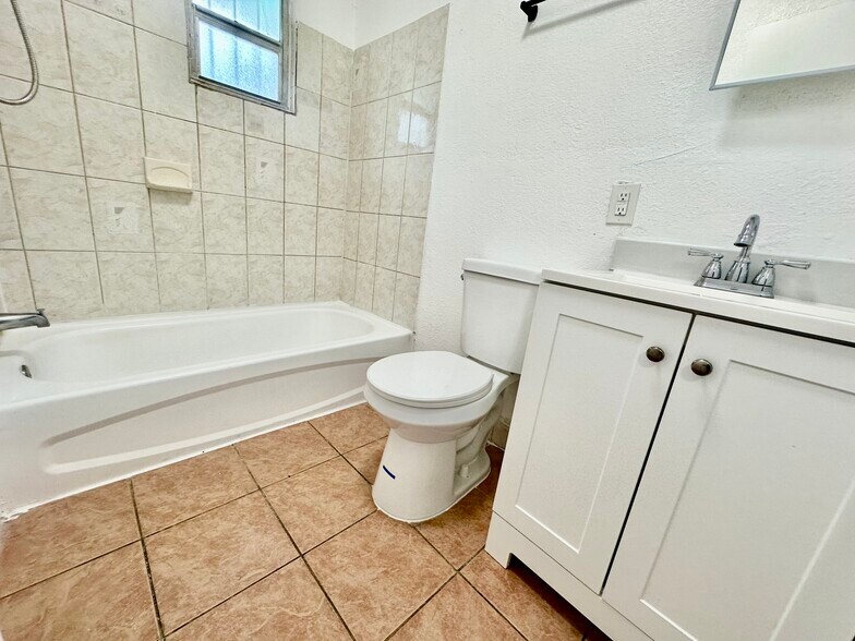 Building Photo - 6136 N Miami Ave